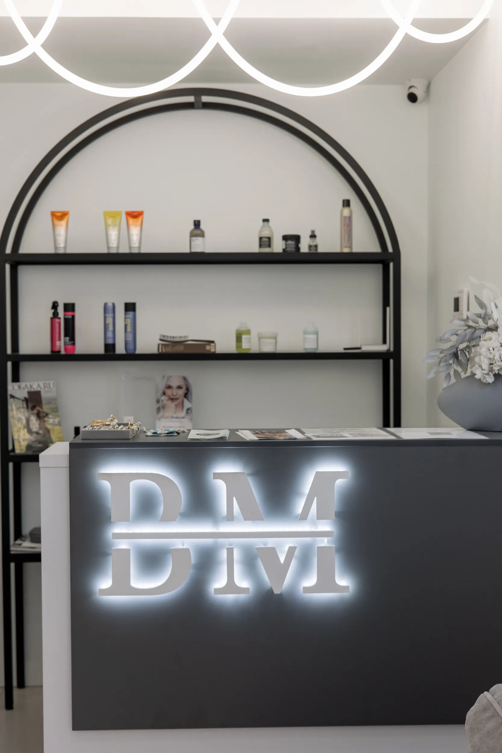 Стойка ресепшена с логотипом BeautyMania