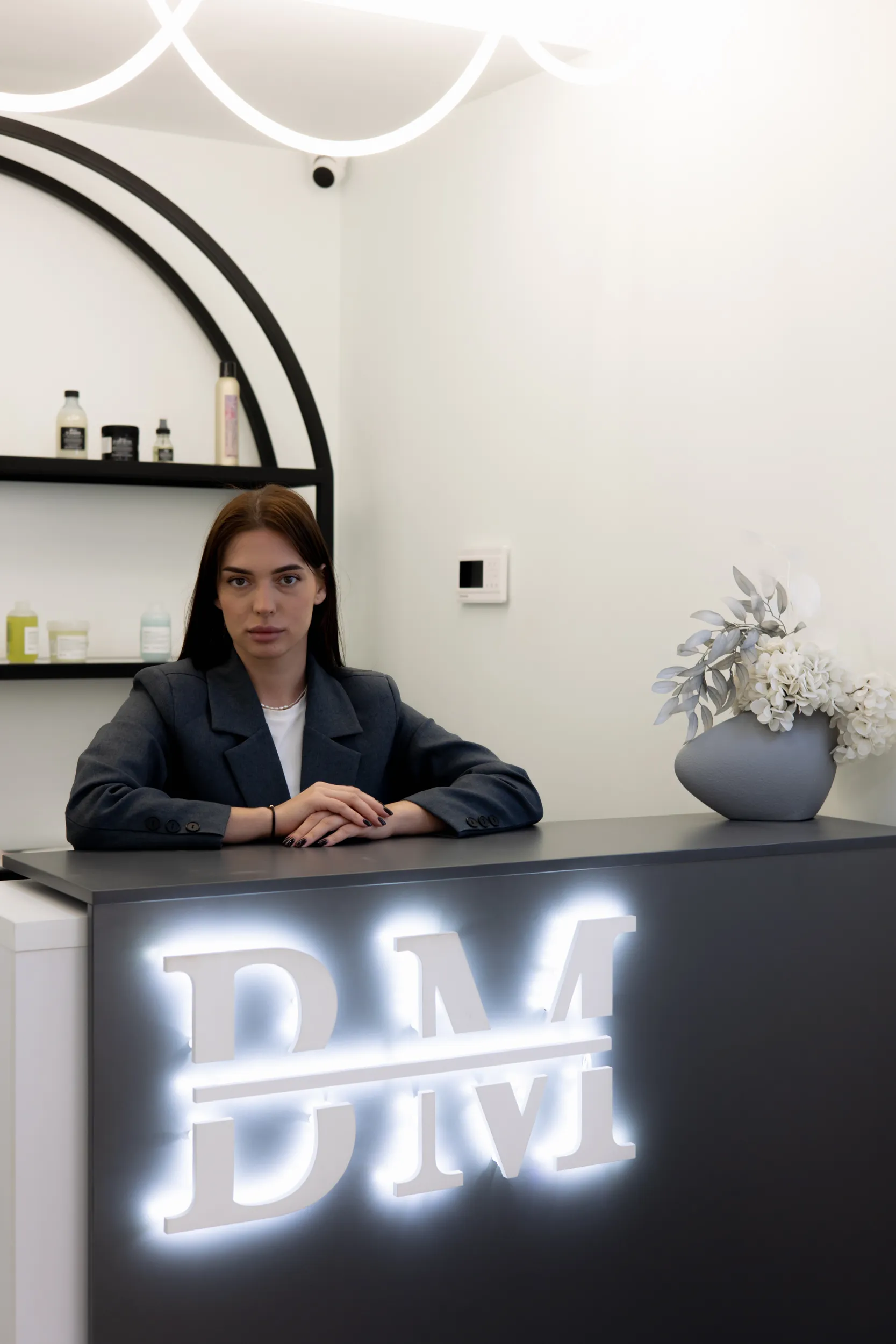 Администратор за стойкой ресепшена BeautyMania