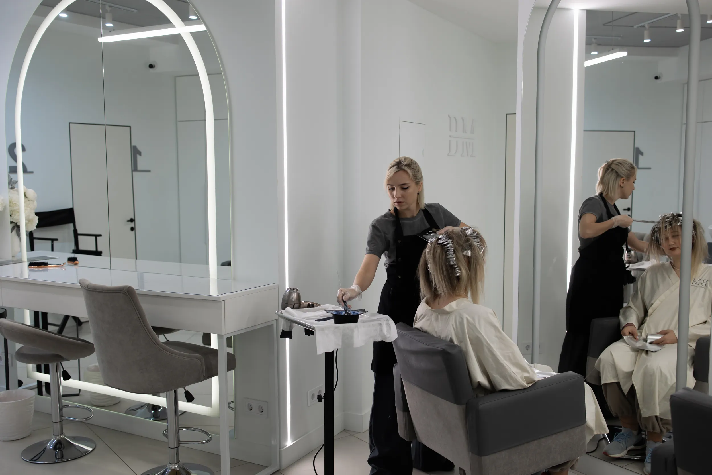 Мастер окрашивает волосы клиентке в BeautyMania
